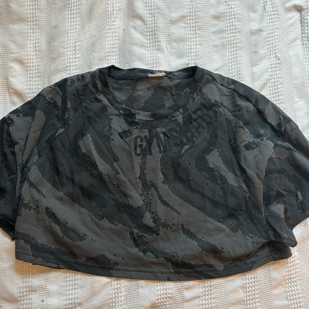 gymshark camo black and grey cropped athletic shirt, size medium